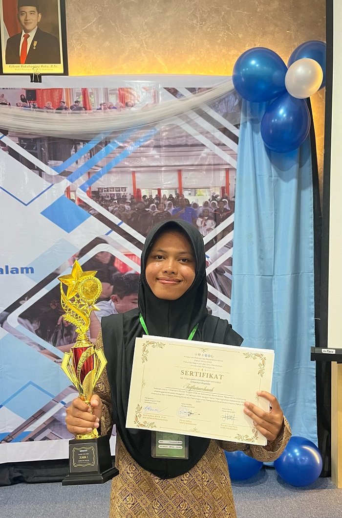 PRESTASI: Siswi MAN 1 Sintang Tutfiaturrohmah, berhasil meraih juara 1 dalam ajang Chemistry Poster 2025 yang diselenggarakan oleh FKIP Untan.