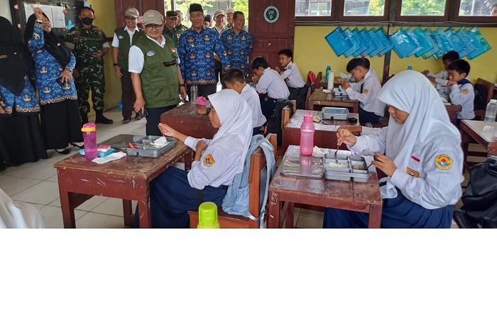 Program MBG: Penjabat Bupati Kubu Raya bersama Kepala Perwakilan BPKP Kalbar, Rudy Mahani Harahap dan rombongan meninjau pelaksanaan program Makan Bergizi Gratis di SMPN 7 Sungai Raya.