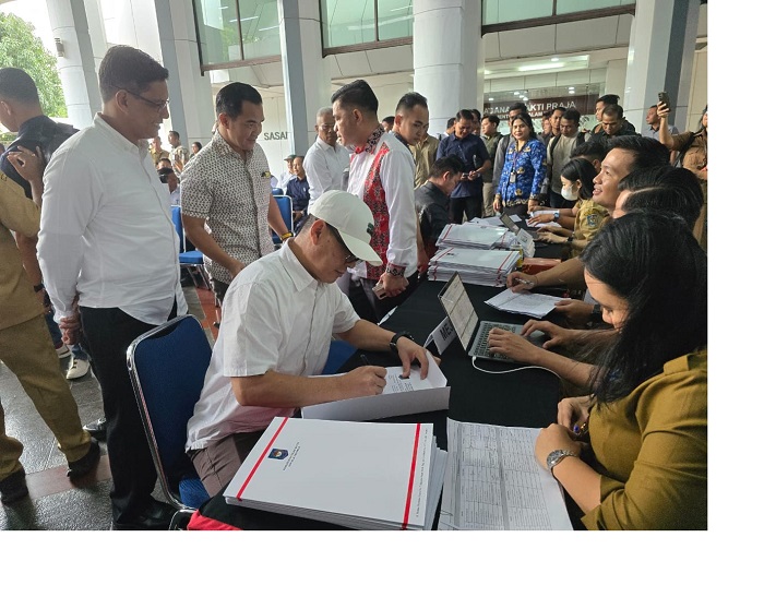 PEMERIKSAAN: Bupati dan Wakil Bupati terpilih Kabupaten Kayong Utara, Romi Wijaya dan Amru Chanwari, menjalani pemeriksaan kesehatan di Jakarta.