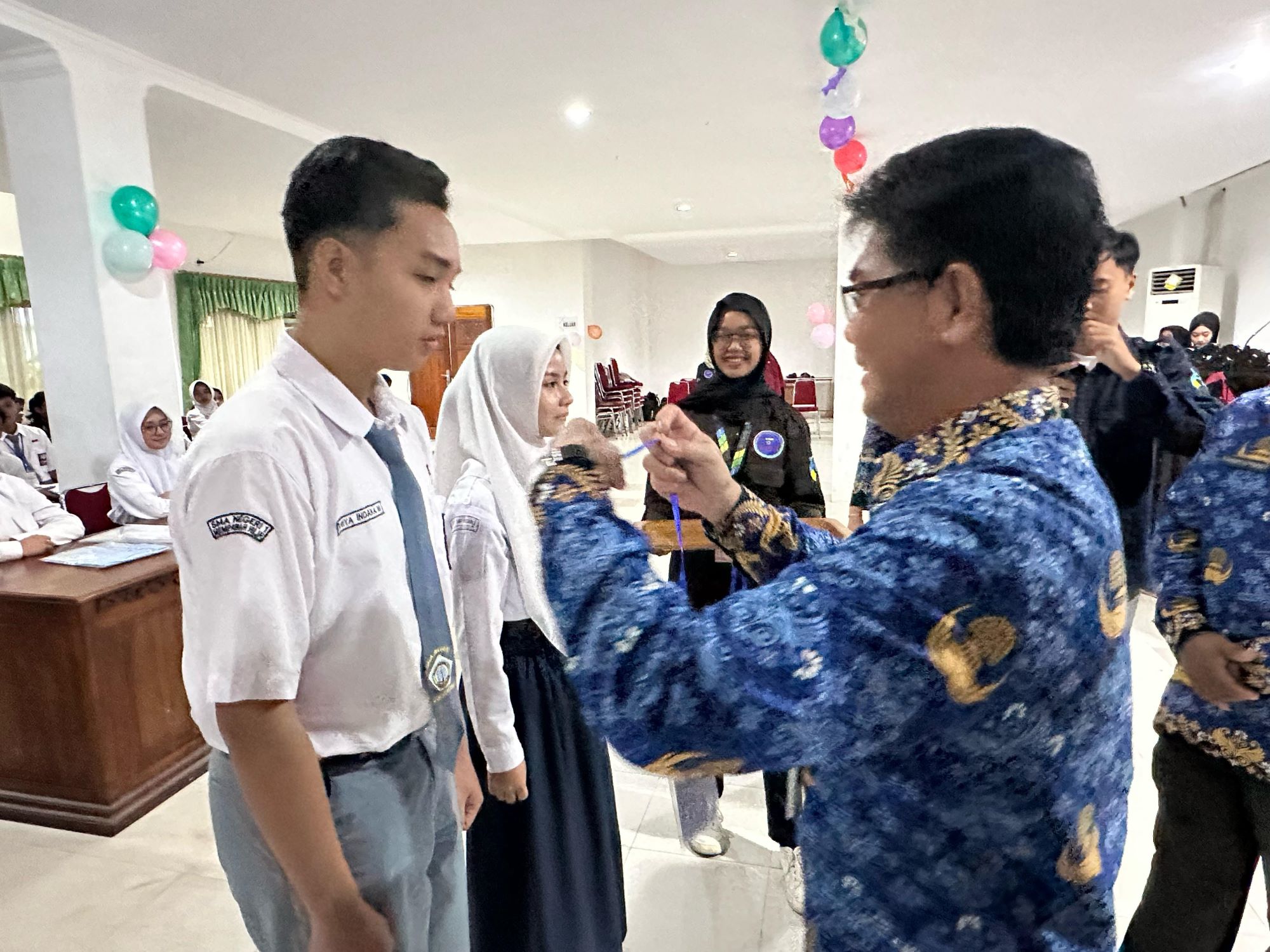 TANDA: Pj Sekda Mempawah menyematkan tanda peserta regenerasi FAD.