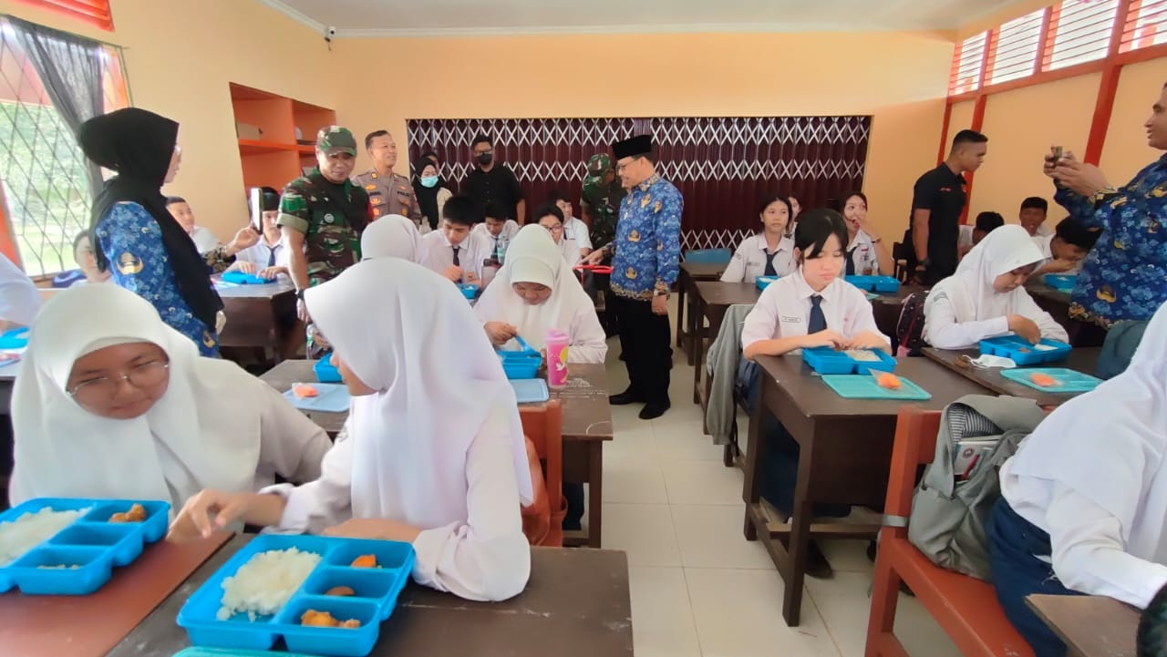 GRATIS: Pemberian makan bergizi gratis di SMPN 1 Sungai Pinyuh.&nbsp;