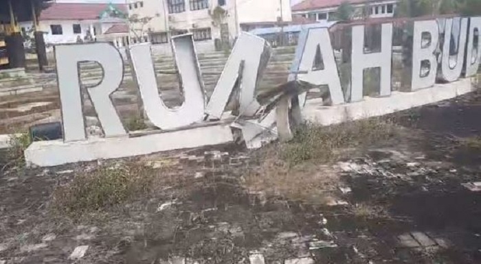 RUSAK: Neon box rumah budaya Melayu Mempawah terlihat rusak.