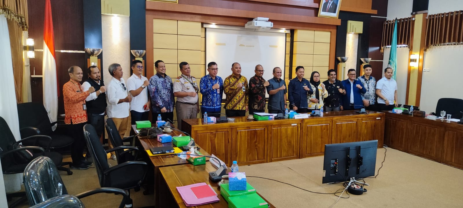 Rapat lintas sektor yang digagas Komisi II DPRD Kalbar membahas ratusan kontainer kratom yang tertahan di Pelabuhan dan Gudang Jakarta.