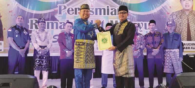 Bupati Melawi H. Dadi Sunarya Usfa Yursa&nbsp; secara simbolis menyerahkan pengelolaan Rumah Adat Melayu kepada Ketua MABM Melawi Ritaudin dalam kegiatan peresmian rumah adat.