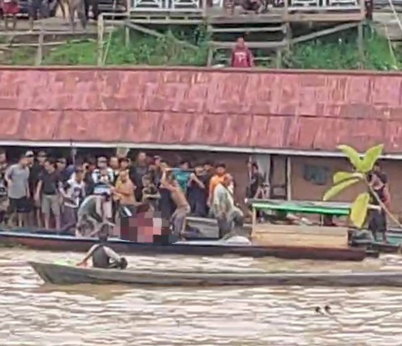 Tangkapan layar video terduga pelaku pembunuhan di Kapuas Hulu dihajar massa pada Selasa (18/2/2025).