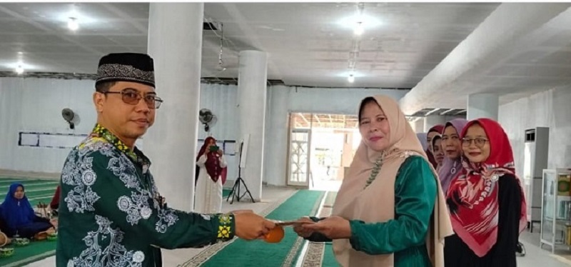 FORSILISTA : KUA Singkawang Barat, Agus Salim, resmi lantik Pengurus FORSILISTA Singkawang Barat di Masjid Agung Singkawang.