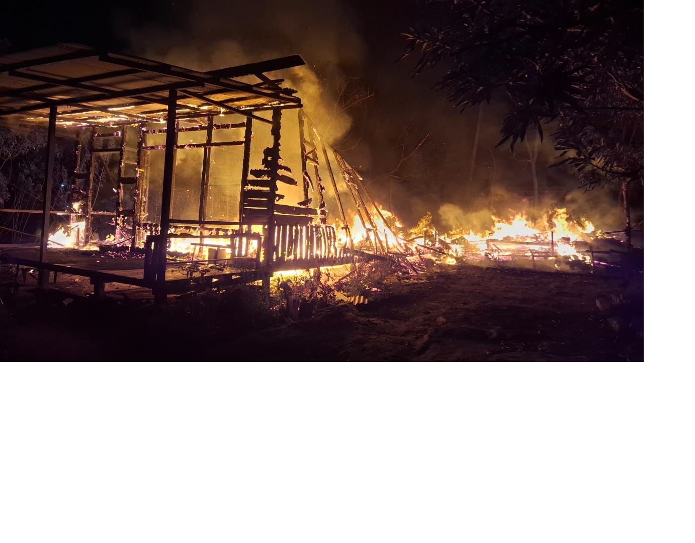LUDES TERBAKAR: Sebuah rumah di Desa Asam Besar, Kecamatan Manis Mata, hangus terbakar, Selasa (18/2) dini hari.