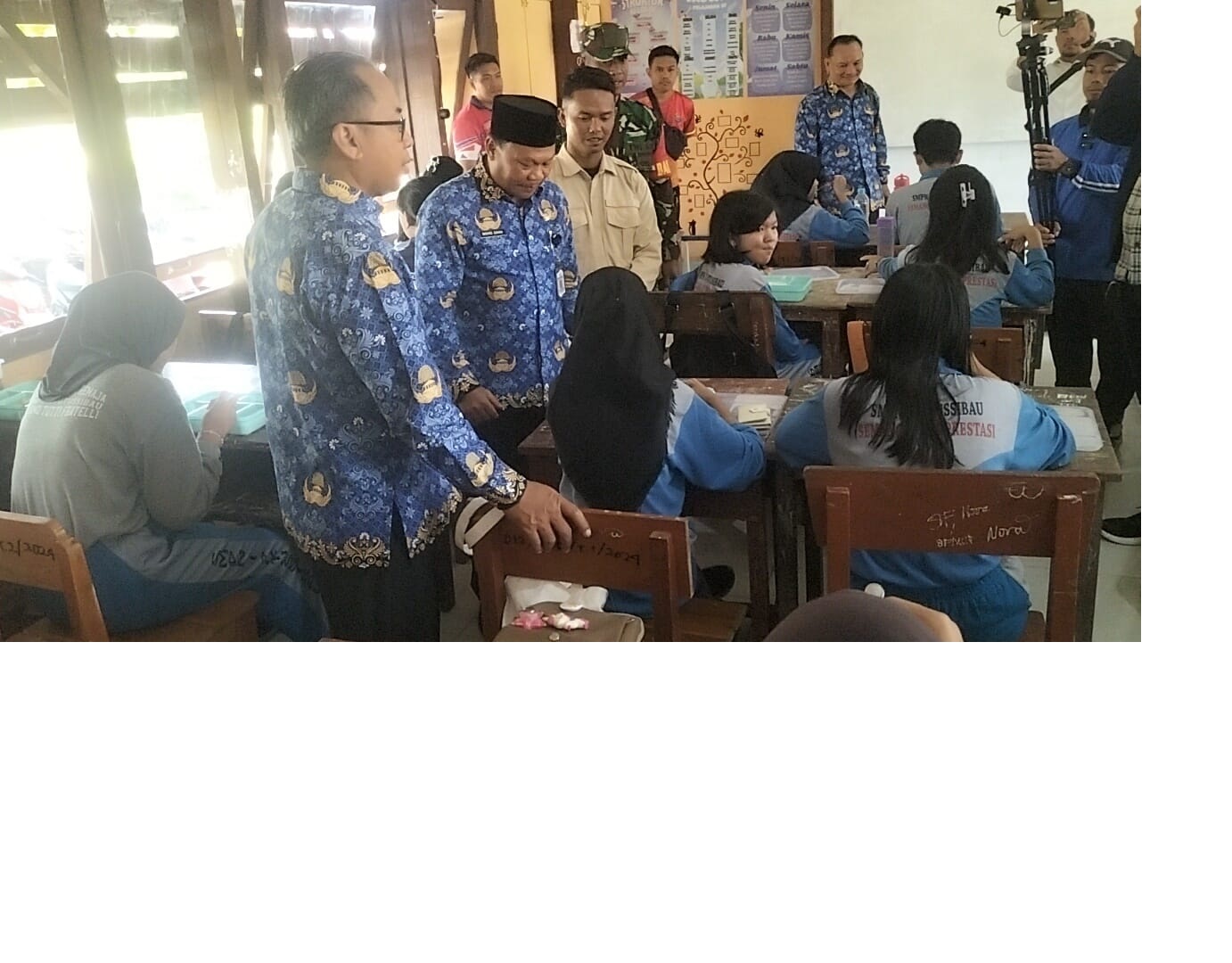 DIMULAI: Suasana uji coba makan bergizi gratis yang berlangsung di SMPN 1 Putussibau.