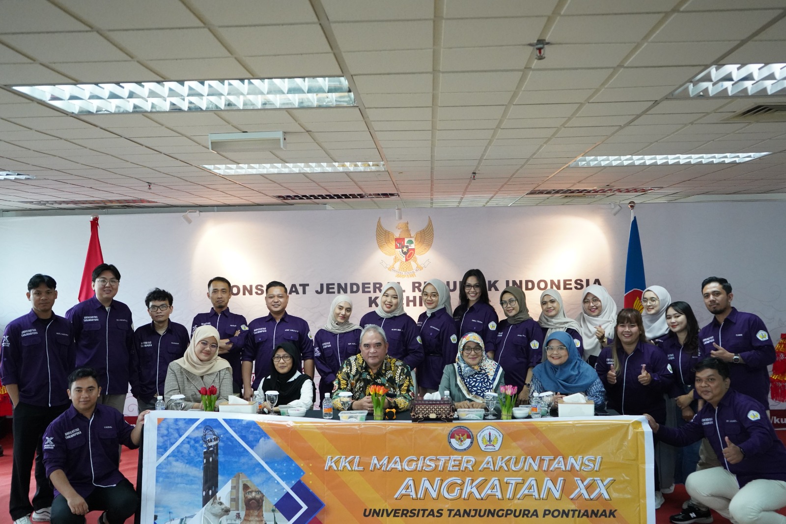 BERSAMA: Mahasiswa Magister Akuntansi Universitas Tanjungpura Pontianak bersama&nbsp; Pengurus KJRI Kuching, Malaysia.
