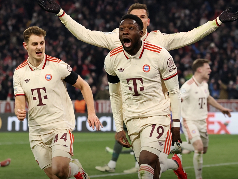 Pemain Bayern Munchen Alphonso Davies merayakan golnya ke gawang Celtic yang membawa timnya lolos ke babak 16 besar Liga Champions Rabu Dini Hari WIB.