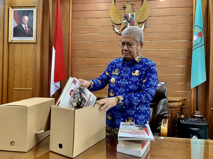 BERKEMAS&nbsp;: Pj Gubernur Harisson mengemaskan buku-buku dari ruang kerja gubernur, sebelum pindah kembali ke ruangan sekda, Senin (17/2).