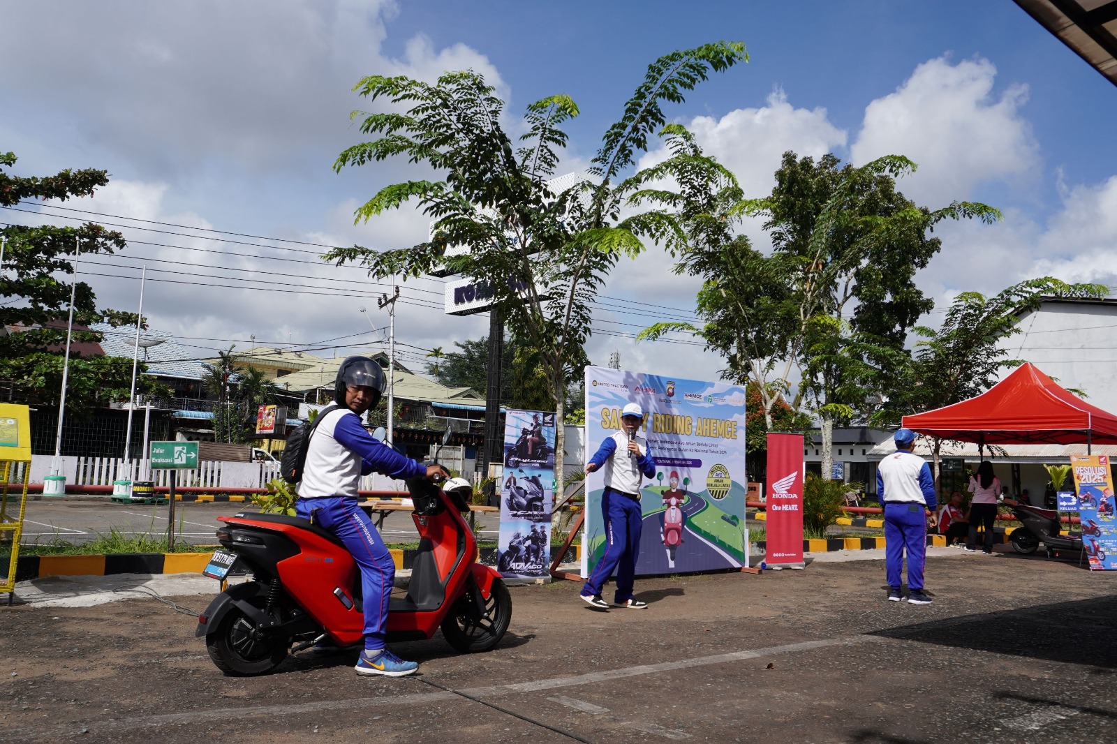 Safety riding United Tractor dan Asmo Kalbar.