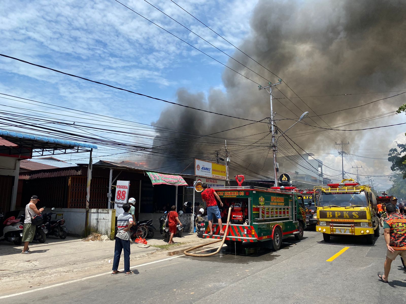 KEBAKARAN: Petugas pemadam kebakaran berjibaku memadamkan api dalam kebakaran di Jl Alianyang, Singkawang Barat, Rabu (19/2) siang.
