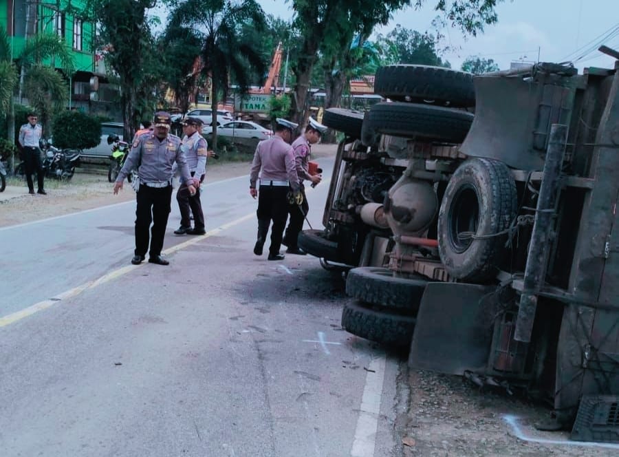 TABRAK : Diduga hilang kendali, mobil truk menabrak dua pemotor sekaligus.