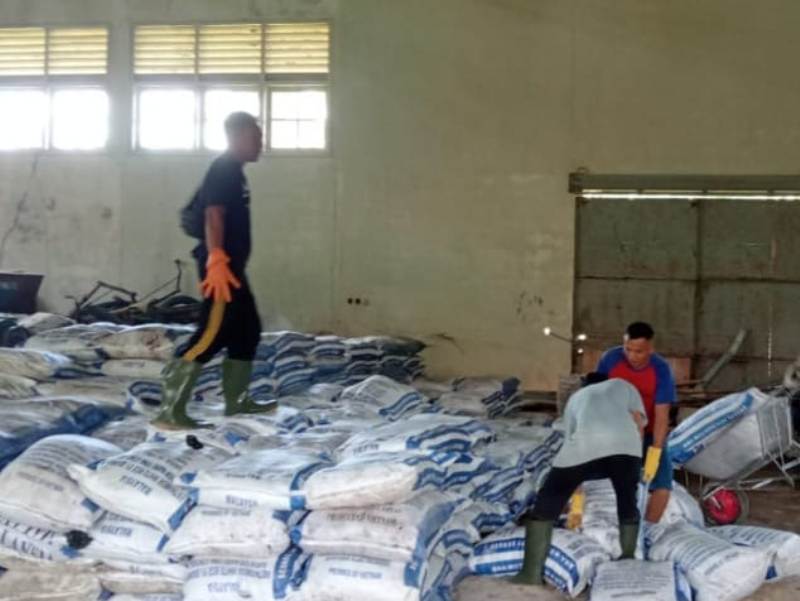 Pengolahan dan pengekapakan pupuk organik mikroba google di gudang PPKR yang berlokasi di Jalan Sentagi, Kabupaten Bengkayang.
