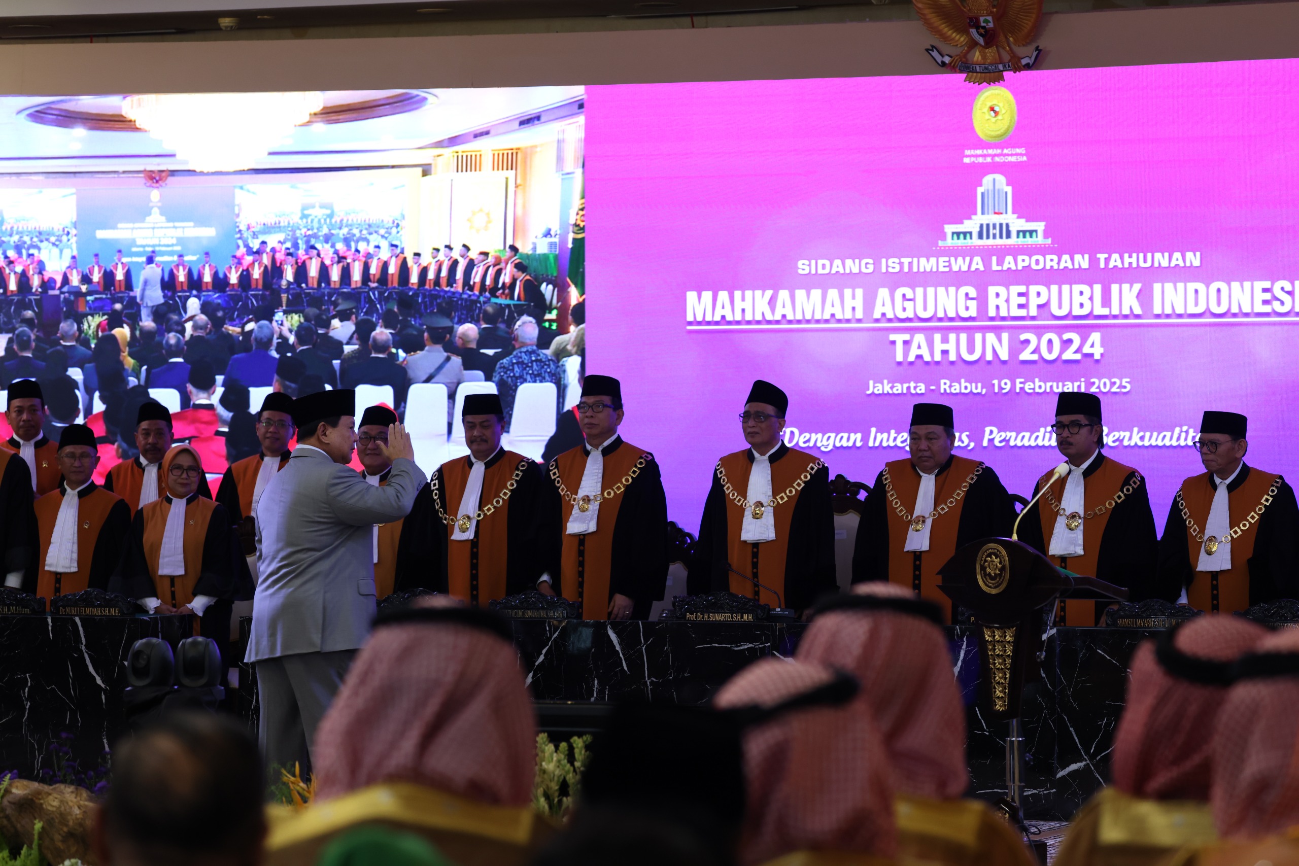 Presiden RI Prabowo Subianto saat memberikan sambutan dalam Sidang Istimewa Laporan Tahunan 2024 di Gedung MA, Jakarta Pusat, Rabu (19/2).
