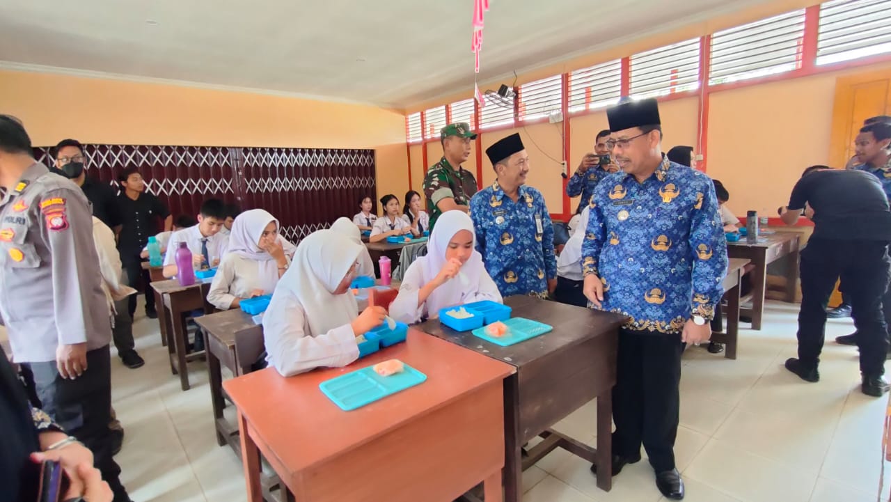 MBG : Pj. Bupati memantau kegiatan perdana MBG di beberapa sekolah di Sungai Pinyuh.