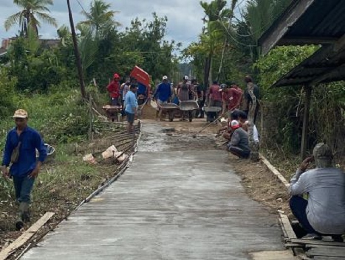 BETON : Warga Desa Antibar bergotong royong membangun jalan rabat beton.