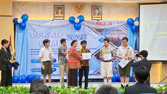 PENGHARGAAN&nbsp;: Para pelajar SMP Muhammadiyah 1 Pontianak saat menerima piagam penghargaan pada Lomba Cepat Tepat IPA Pekan Kimia FKIP Untan 2025.