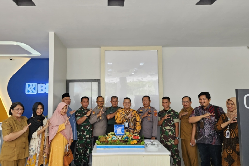 Pimpinan Bank Rakyat Indonesia (BRI) Kantor Cabang Singkawang, Muhamad Arsyad Farmadi meresmikan kantor layanan BRI Unit Singkawang Kota bersama Forkopimcam Singkawang Tengah dan nasabah, Selasa.