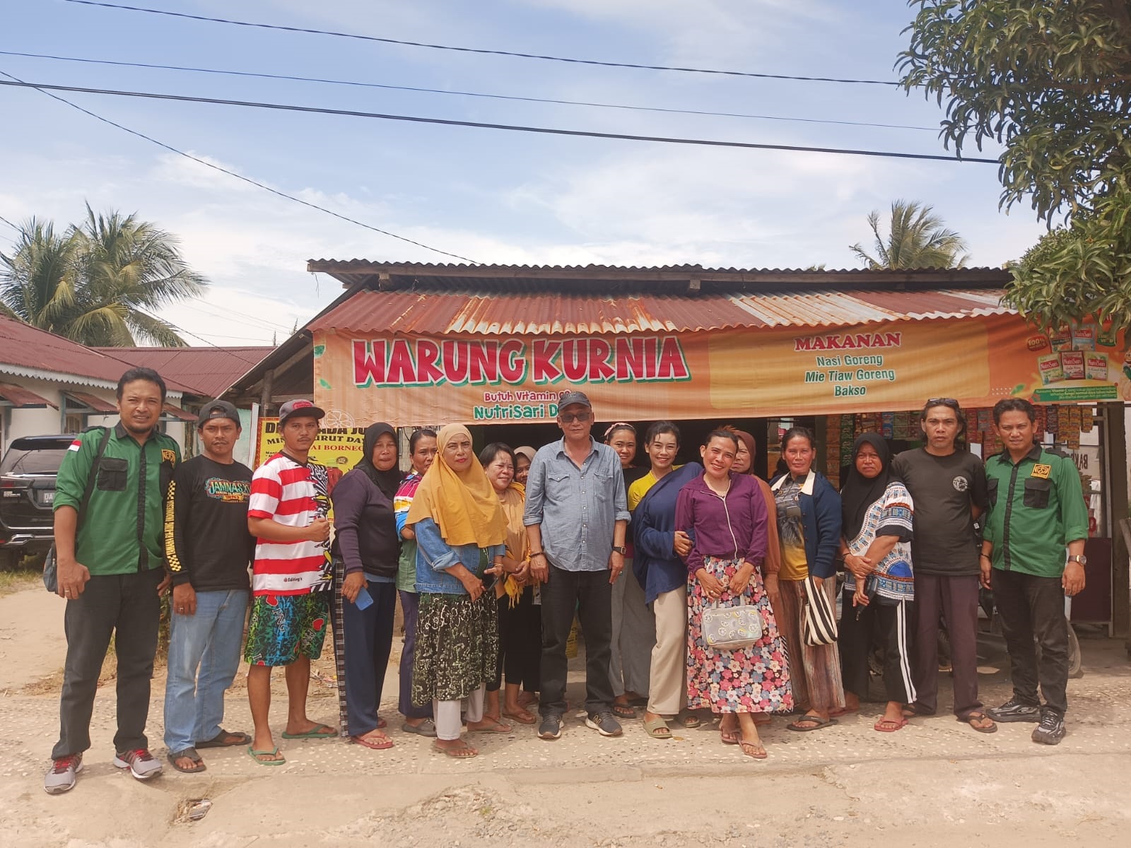 BERKUNJUNG: Anggota DPRD Singkawang Dapil Singkawang Selatan dari Partai Gerindra, Harry Sarasati Widha Sugeng melakukan tatap muka dengan solidaritas warga dan Pokdarwis Pantai Gratis.