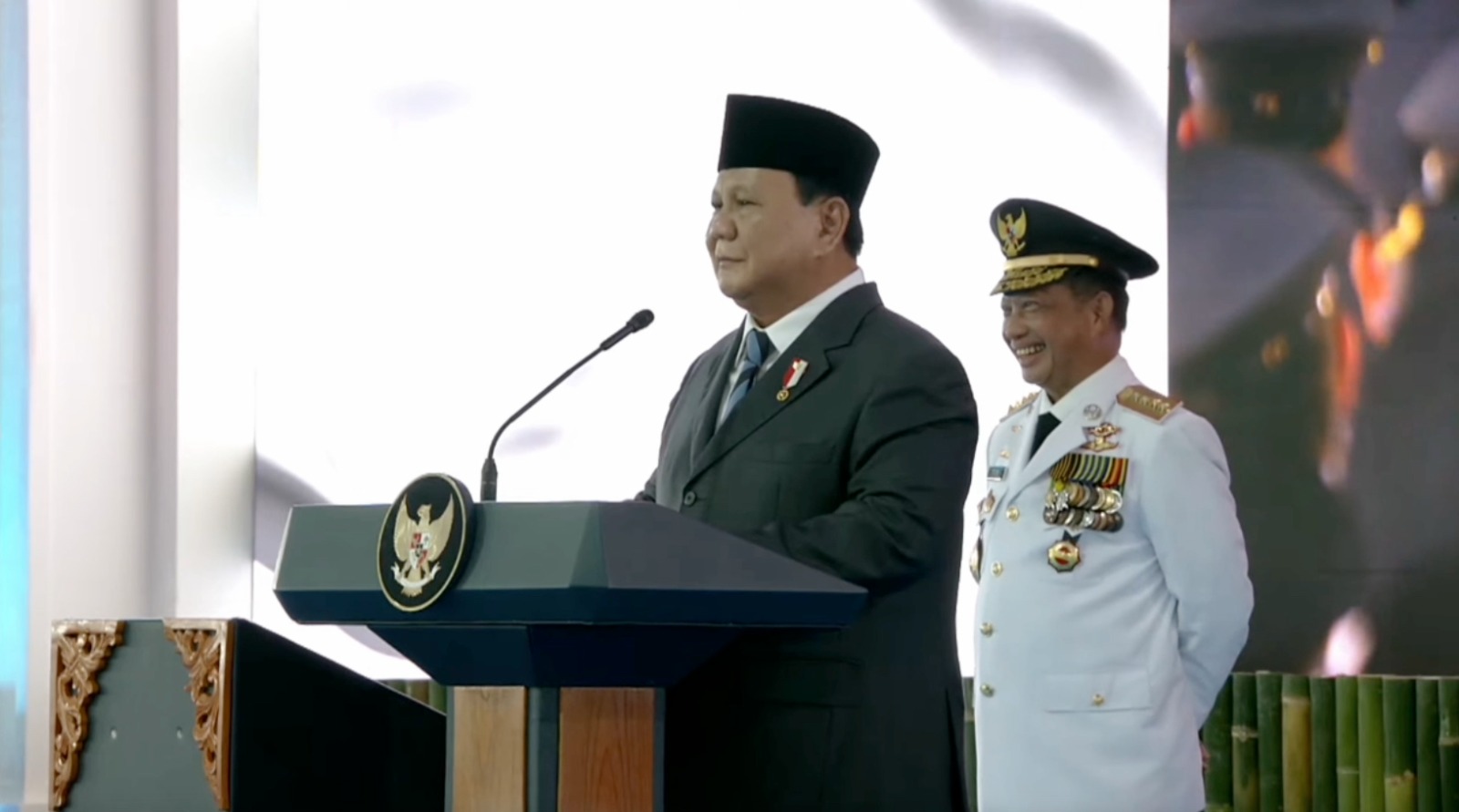 Presiden RI Prabowo Subianto saat melantik 961 pimpinan daerah terpilih secara seretak di Istana Negara, Jakarta, Kamis (20/2) pagi.