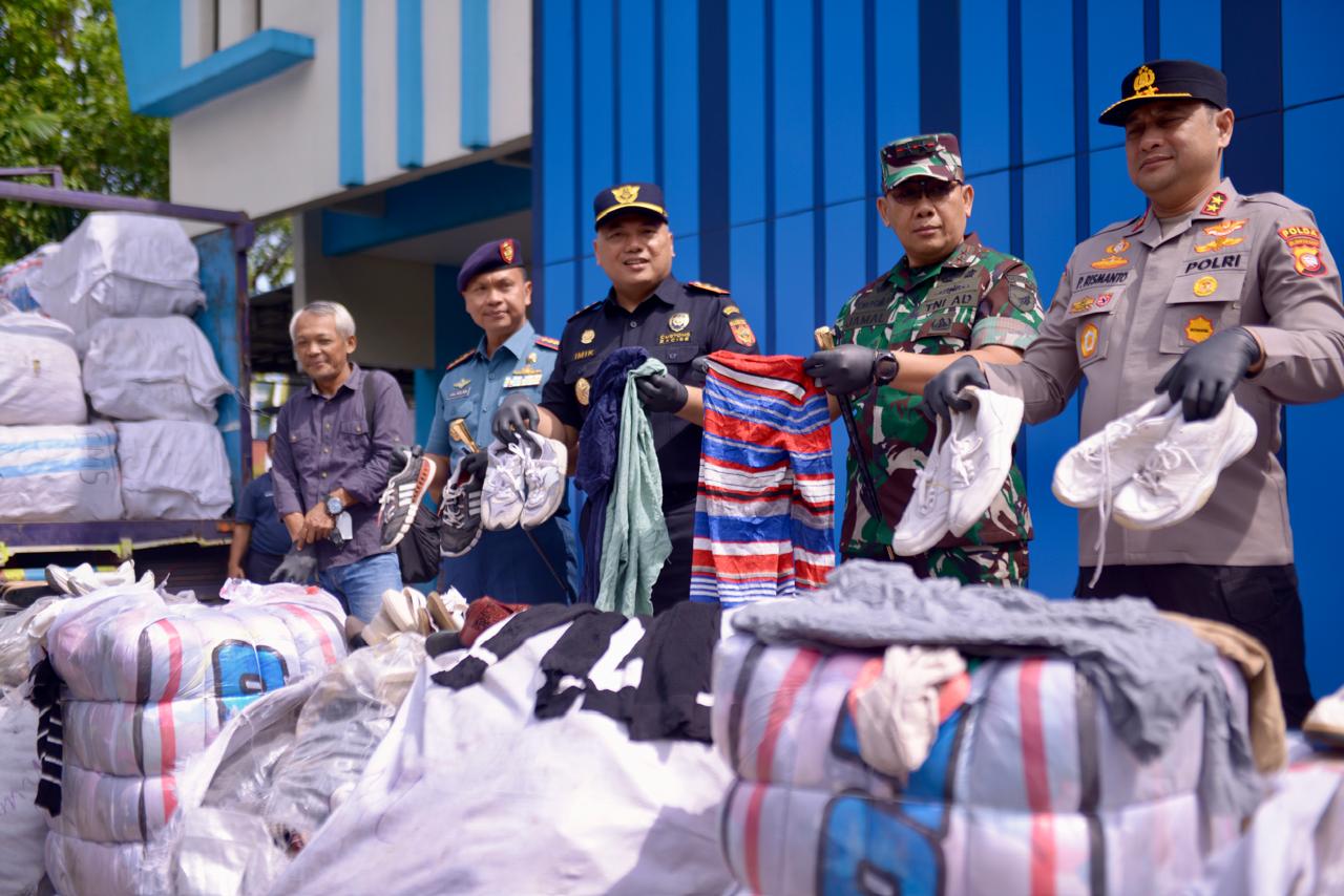 Kepala Kantor Wilayah DJBC Kalimantan Bagian Barat, Imik Eko Putro bersama Pangdam XII Tanjungpura Mayjen Jamalulal dan Kapolda Kalbar Irjen Pol Pipit Riemanto saat menunjukan barang bukti, (20/2).