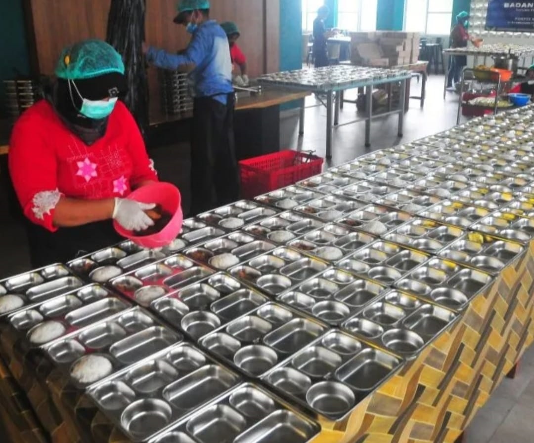 DAPUR UMUM: Petugas dapur umum di Singkawang sedang menyiapkan makanan untuk disuplai ke sejumlah sekolah.