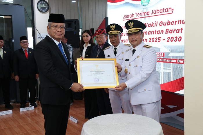 RESMI MENJABAT: Ria Norsan dan Krisantus&nbsp;resmi menjabat sebagai Gubernur dan Wakil Gubernur Kalbar usai serah terima jabatan dari Pj Gubernur Harisson.
