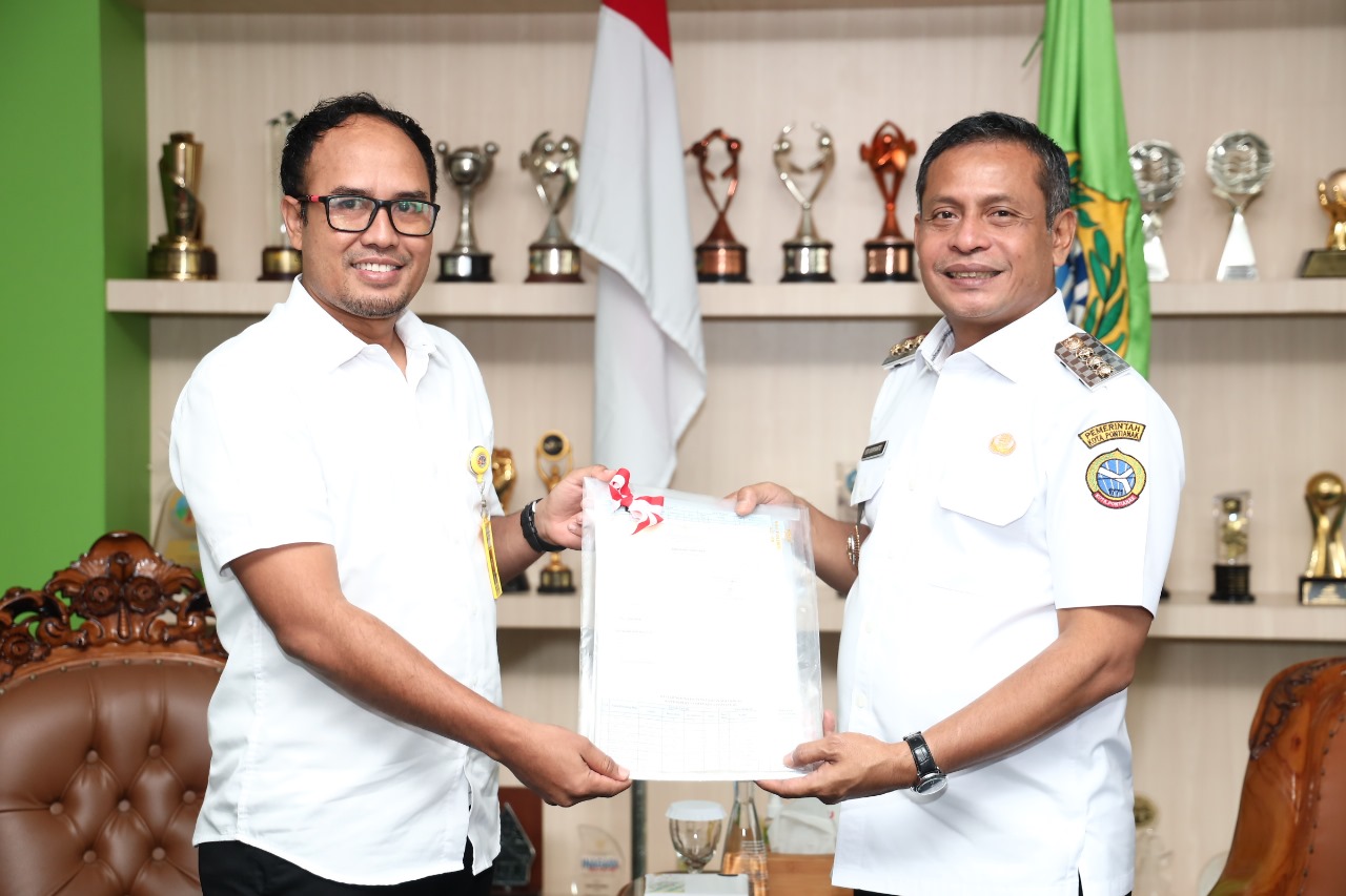 SERTIFIKAT: Kepala Kantor Pertanahan Kota Pontianak Susmianto menyerahkan secara simbolis sertifikat tanah hak milik Pemkot Pontianak.