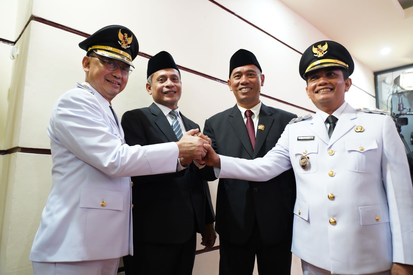 SALAM KOMANDO - Wali Kota dan Wakil Wali Kota Pontianak, Edi Rusdi Kamtono-Bahasan melakukan salam komando.