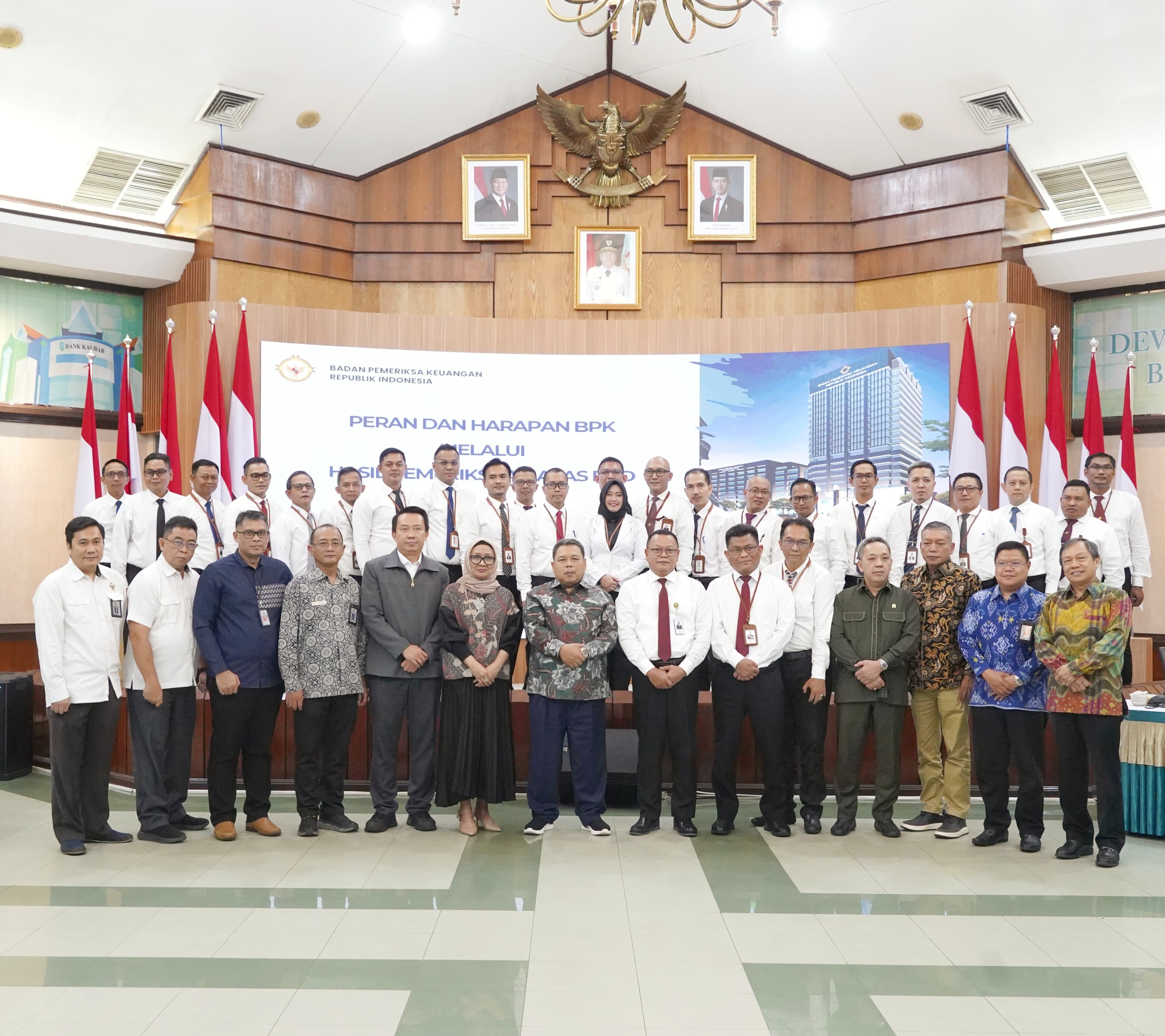 FOTO BERSAMA : Foto bersama saat kunjungan Anggota BPK RI, Fathan Subchi bersama Kepala Perwakilan BPK Kalbar, Sri Haryati beserta jajaran melakukan kunjungan ke Kantor Bank Kalbar, Senin (17/2).