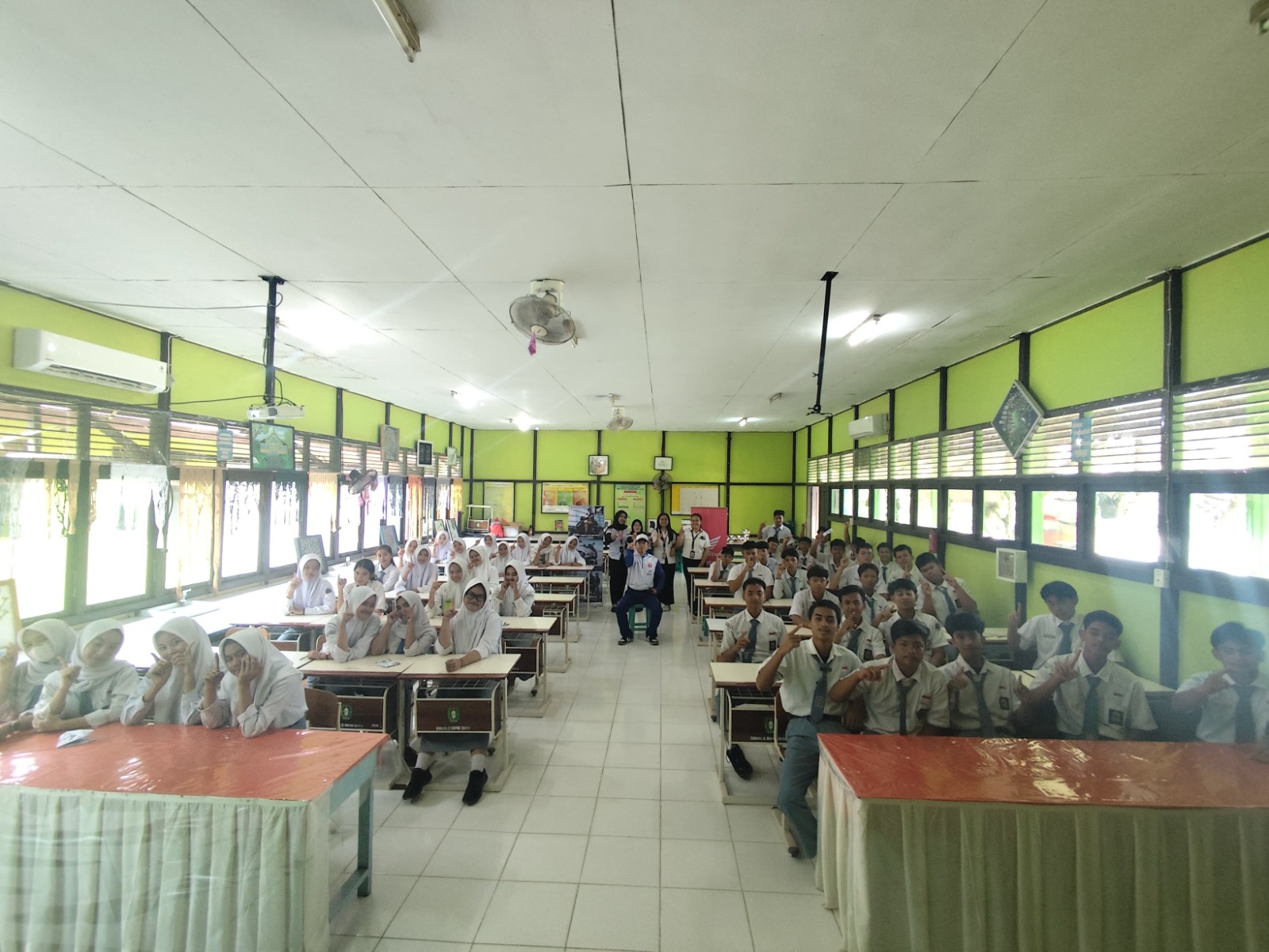 Astra Motor Kalimantan Barat menggelar edukasi safety riding di SMA N 2 Mempawah.