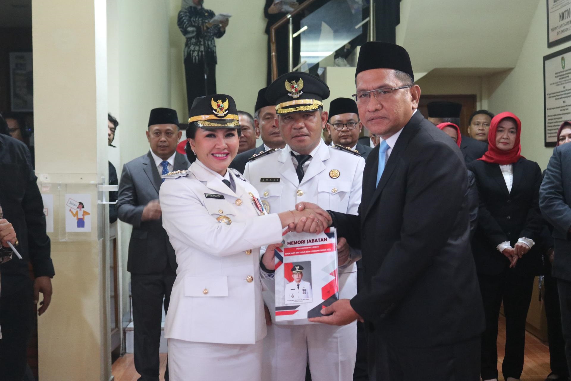 SERAH TERIMA TUGAS: Bupati Landak Periode 2025-2030, Karolin Margret Natasa saat serah terima jabatan dari Pejabat (Pj) Bupati Landak Gutmen Nainggolan di Kantor Badan Penghubung Kalimantan Barat.
