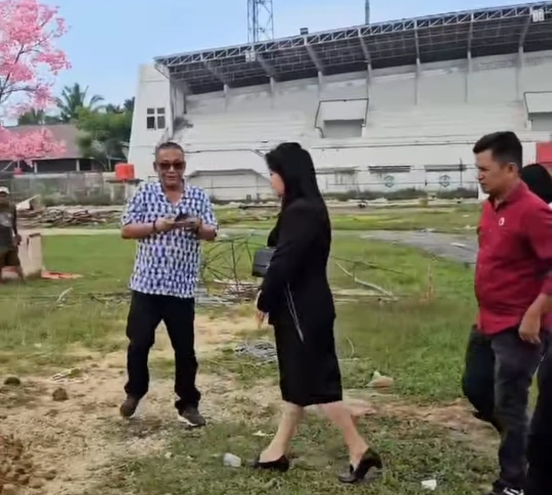 TINJAU: Ketua Komisi II DPRD Singkawang Harry Sarasati Widha Sugeng bersama anggota meninjau stadion Kridasana usai perhelatan perayaan Imlek dan Cap Go Meh.