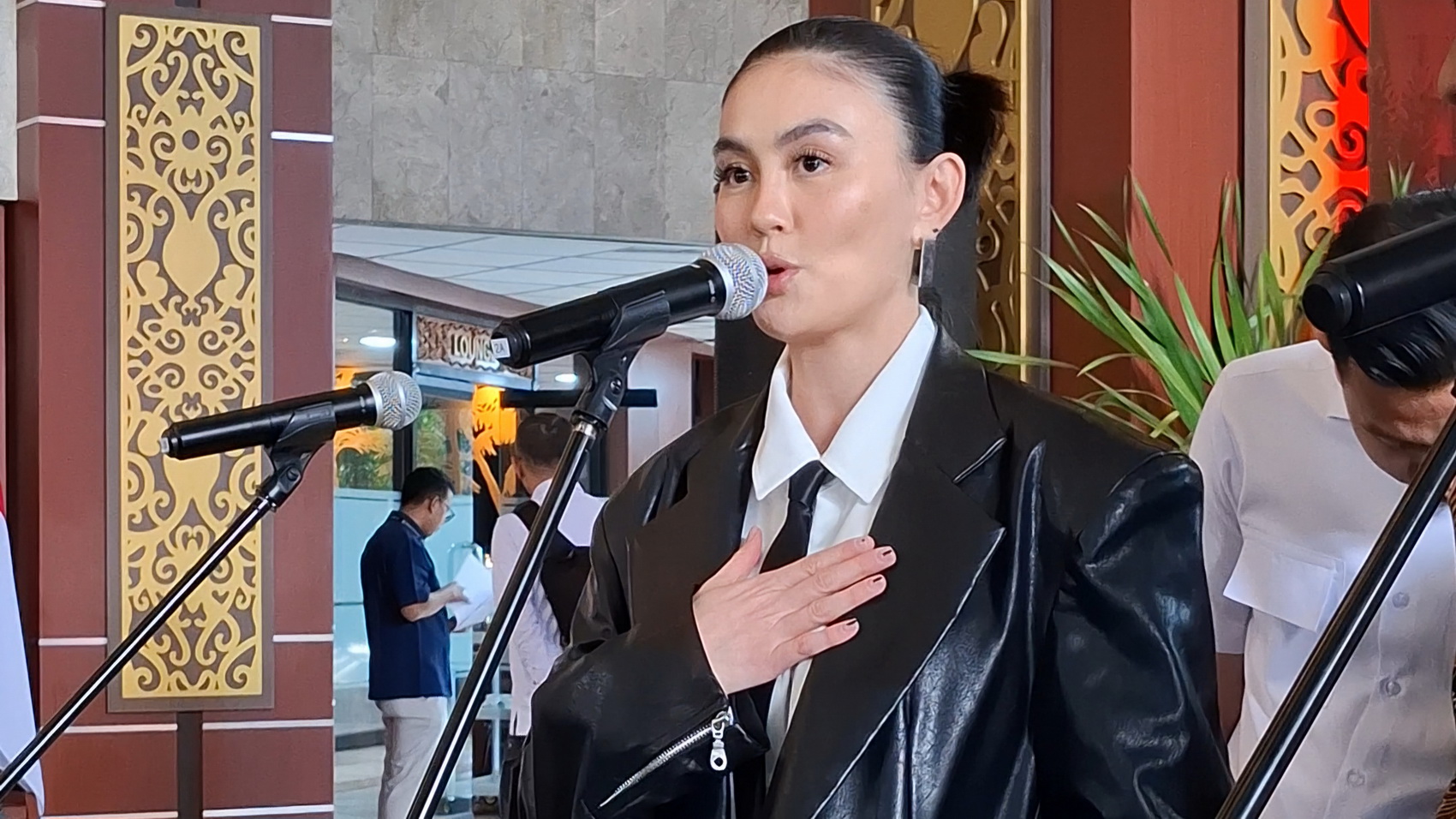 DISKUSI: Agnez Mo mendatangi kantor Kementerian Hukum, Jakarta Selatan, Rabu (19/2).