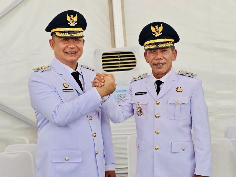 Bupati dan Wakil Bupati Ketapang, Alexander Wilyo dan Jamhuri Amir usai dilantik oleh Presiden RI, Prabowo Subianto.