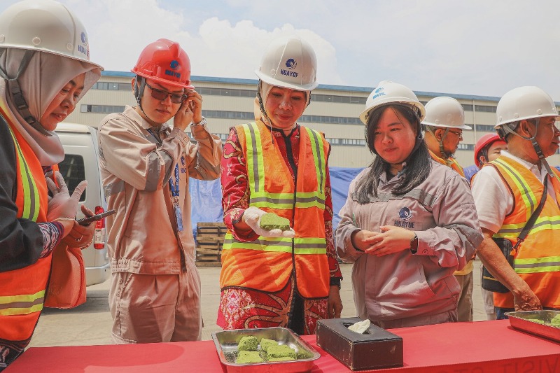 Kepala Disdikbud Kalbar Rita Hastarita saat berkunjung ke PT. Huayue Nickel Cobalt di Kabupaten Morowali, Sulawesi Tengah, Jumat (21/2).