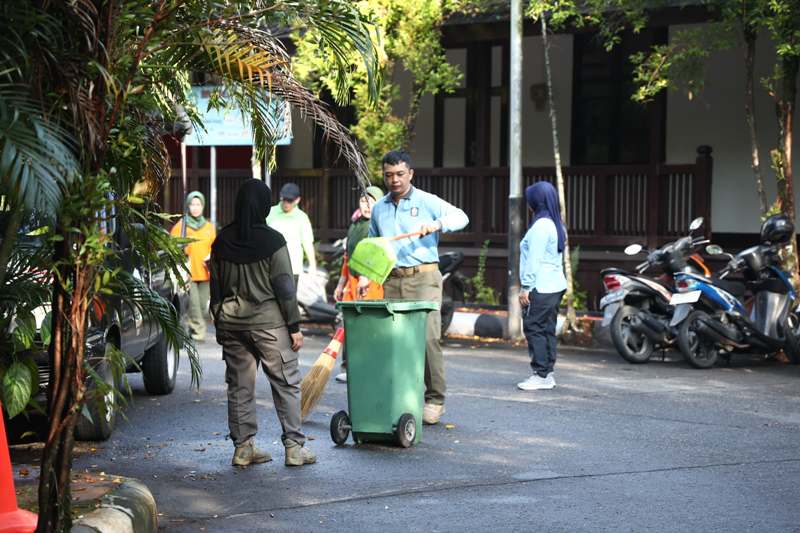 BERSIH: ASN Pemkot Pontianak membersihkan ruangan dan lingkungan kantor terkait Hari Peduli Sampah Nasional.
