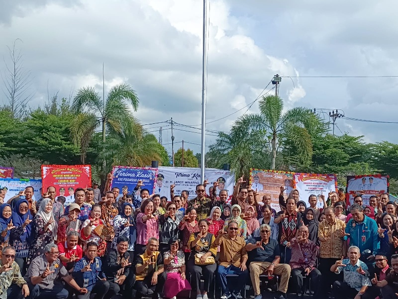 Jarot Winarno dan Melkianus dilepas ratusan ASN di lingkungan Pemda Kabupaten Sintang dalam acara perpisahan.