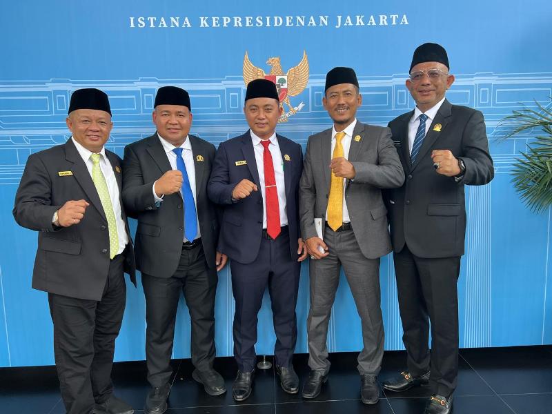 Ketua DPRD Melawi  Hendegi Januardi Usfa Yursa ( dua dari kiri ) bersama anggota Dewan lainnya turut hadir dalam Pelantikan Bupati dan Wakil Bupati Melawi di Istana Negara pada hari kamis (20/2).