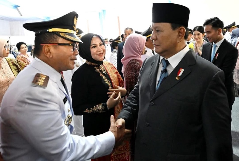 SALAMAN: Presiden Prabowo Subianto menyalami Bupati Kubu Raya Sujiwo dalam acara pelantikan kepala daerah periode 2025-2030 pada Kamis (20/2) di Istana Negara, Jakarta.