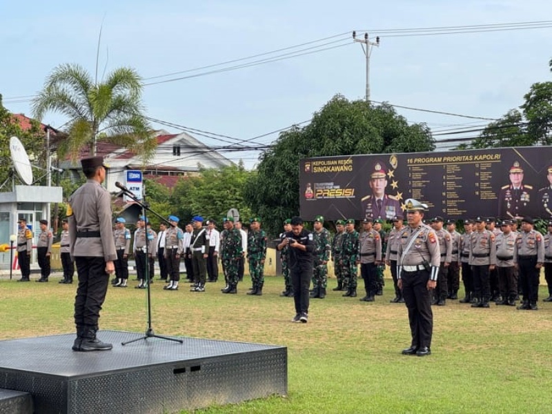 APEL: Anggota Polres Singkawang saat apel dalam rangka Operasi Keselamatan Kapuas 2025 di halaman Mapolres, baru-baru ini.