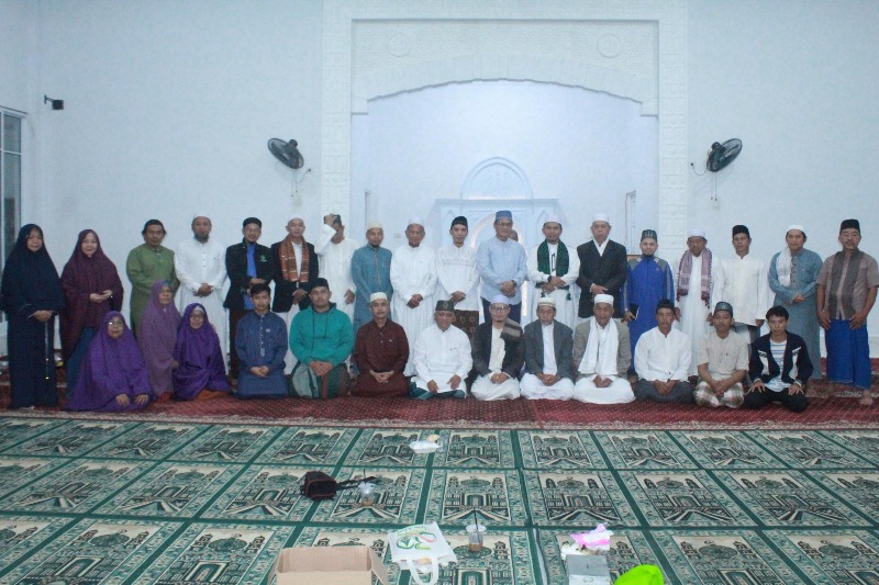 Pengurus Sajadah Fajar berfoto bersama.
