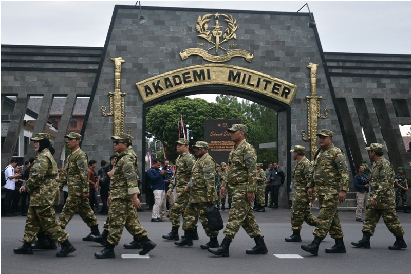 Sejumlah kepala daerah peserta retret yang mengenakan seragam komponen cadangan (komcad) berbaris setibanya di Kompleks Akademi Militer Magelang, Jawa Tengah, Jumat (21/2/2025).