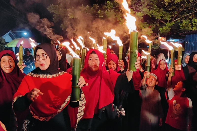 Kemeriahan pawai obor Sungai Pinyuh yang dilaksanakan tahun sebelumnya.