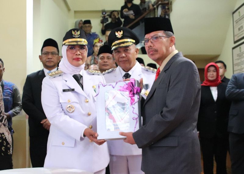 Pj. Bupati Ismail menyerahkan memori jabatan kepada Bupati Erlina dan Wakil Bupati Juli Suryadi.