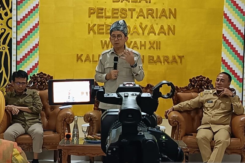 BINCANG BUDAYA: Menteri Kebudayaan Fadli Zon bersama Wakil Gubernur Kalbar Krisantus Kurniawan menjadi pembicara pada kegiatan Bincang Budaya di Kota Pontianak, Kalbar.