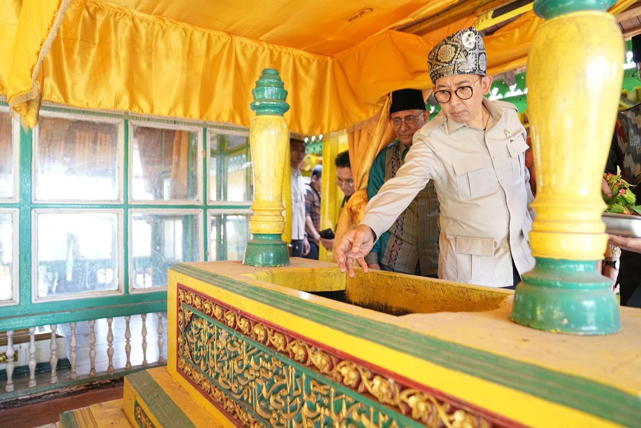 KUNJUNGAN: Menteri Kebudayaan RI, Fadli Zon berziarah ke Kompleks Makam Kesultanan Pontianak, kemarin. &nbsp;Fadli Zon juga meninjau Istana Kadriah dan mengunjungi Tugu Khatulistiwa.