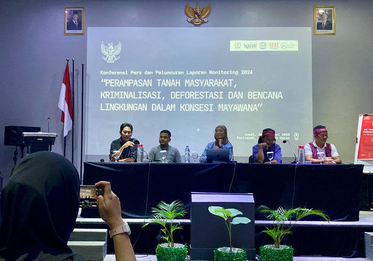 Koalisi masyarakat sipil saat melakukan paparan hasil monitoring terhadap aktivitas deforestasi PT. Mayawana Persada.